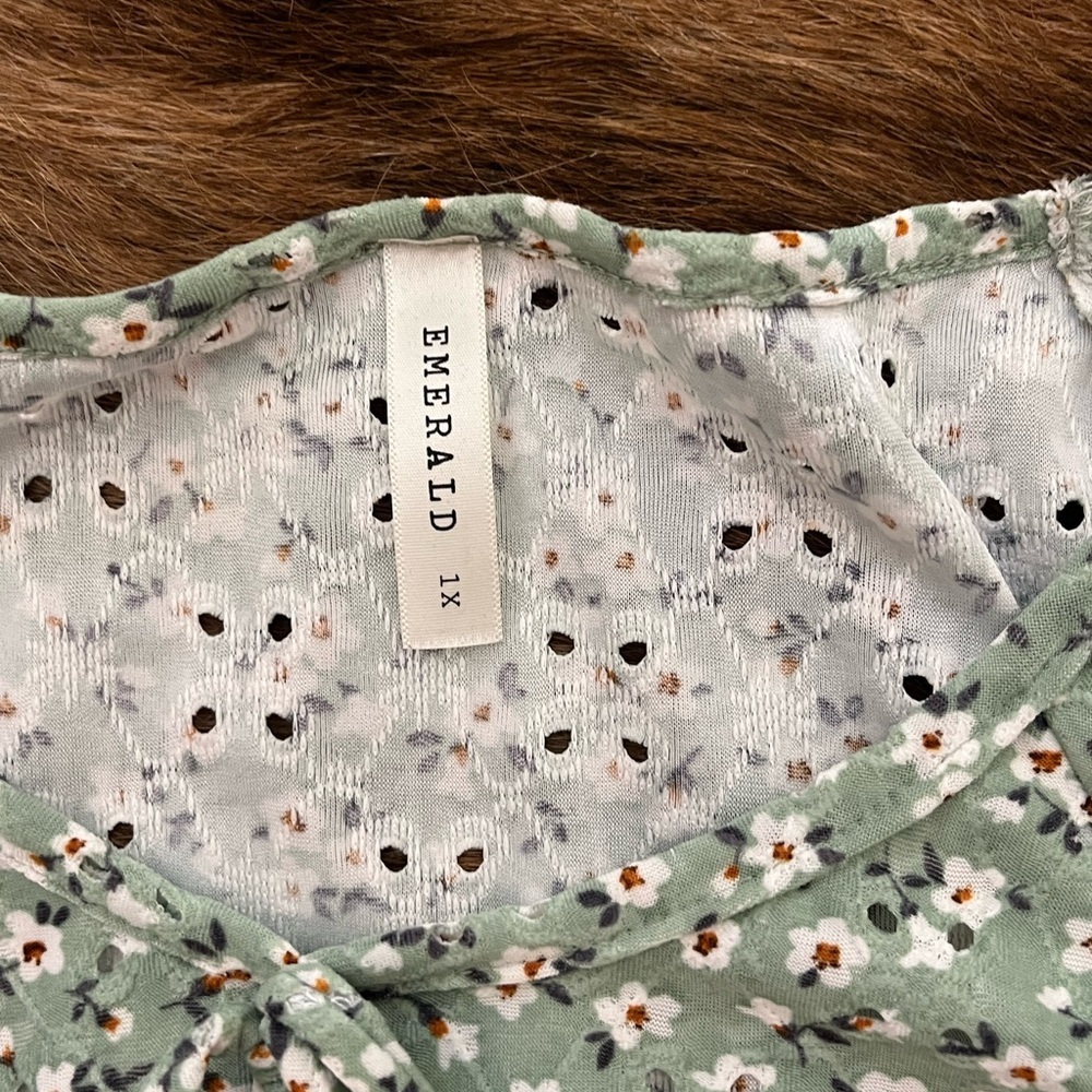 Emerald Sage Green Floral Tie-Neck Short Sleeve Top - Picture 2 of 4